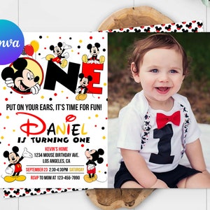 Op de afbeelding: Een verjaardagsuitnodiging met Mickey Mouse-afbeeldingen en de tekst "Daniel wordt één". De uitnodiging bevat een foto van een lachende baby met een vlinderdas en bretels. Het kleurenschema van de uitnodiging is rood, zwart, geel en wit.