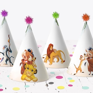 Könnte beinhalten: Vier weiße Partyhüte in Kegelform mit Illustrationen von Charakteren aus Der König der Löwen. Jeder Hut zeigt einen anderen Charakter oder eine Gruppe von Charakteren, darunter Simba, Timon, Pumbaa und Rafiki. Jeder Hut ist mit einem bunten Pompon versehen.