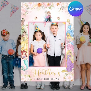 Puede incluir: Un marco de fotos rosa y blanco con detalles florales e ilustraciones de princesas Disney. El texto "Heather's FIRST BIRTHDAY" está en letras doradas. El logotipo de Canva es visible en la esquina superior derecha.