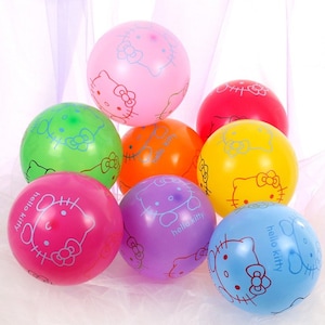 Puede incluir: Un grupo de nueve globos coloridos con Hello Kitty impreso en ellos. Los globos son de varios colores, incluyendo rosa, rojo, verde, amarillo, naranja, morado y azul.