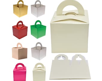 Puede incluir: Surtido de pequeñas cajas de regalo cuadradas en varios colores, incluyendo dorado, plateado, rojo, verde, beige y rosa. Cada caja tiene un asa a juego. También se muestra una caja más grande montada y una caja plana sin montar con recortes para el asa.