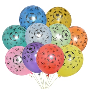 Może przedstawiać: Kilka kolorowych balon&oacute;w z wzorem piłki nożnej. Balony są w odcieniach niebieskiego, zielonego, ż&oacute;łtego, pomarańczowego, czerwonego i fioletowego.