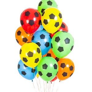 Może przedstawiać: Kilka kolorowych balon&oacute;w z wzorem piłki nożnej. Balony są czerwone, ż&oacute;łte, zielone, niebieskie i pomarańczowe.