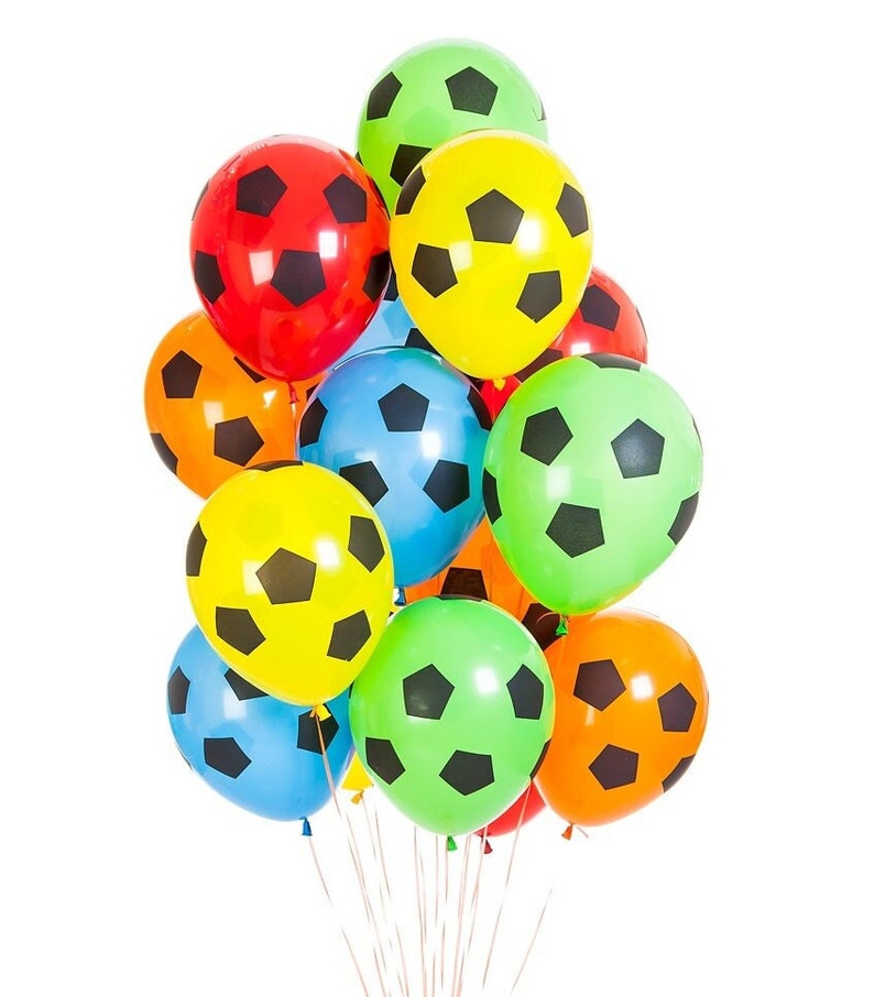 Może przedstawiać: Kilka kolorowych balon&oacute;w z wzorem piłki nożnej. Balony są czerwone, ż&oacute;łte, zielone, niebieskie i pomarańczowe.