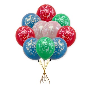 Może przedstawiać: Kilka kolorowych balon&oacute;w z nadrukiem piłkarza i piłki. Balony są czerwone, niebieskie, zielone i r&oacute;żowe.