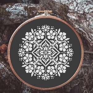 Kleine Mandala op zwarte Aida Geteld Cross Stitch Patroon PDF Eén Kleur Mandala Patroon Klein Borduursel 6 inch hoepel Antieke Bloemen Grafiek
