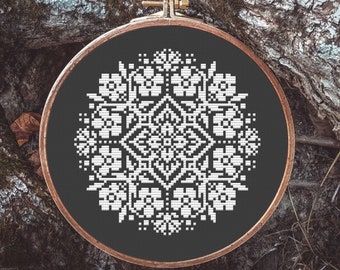 Mała mandala na czarnym Aida Counted Cross Stitch Pattern PDF Jednokolorowy wzór mandali Mały haft 6-calowy tamborek Antique Flowers Chart