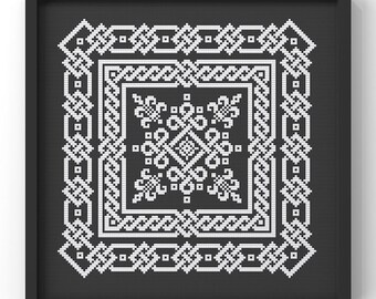 Puede incluir: Obra de arte enmarcada en blanco y negro con un patrón geométrico en el centro. El patrón está formado por cuadrados y círculos, y está rodeado por un borde de cuadrados más pequeños.