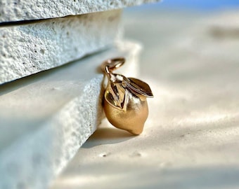 Encanto de oro limón amarillo, encanto de limón de oro, collar de limón de oro, collar colgante de cítricos, collar de frutas