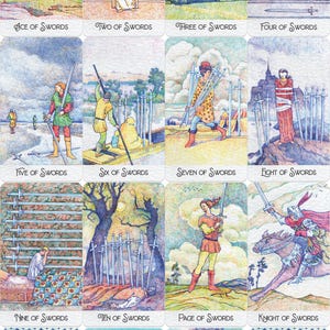 Puede incluir: Una baraja de cartas de tarot con la serie de Espadas, con ilustraciones de espadas, figuras y escenas. Las cartas incluyen t&iacute;tulos como "As de Espadas", "Dos de Espadas" y "Reina de Espadas". El dorso de la baraja tiene un dise&ntilde;o azul y blanco.
