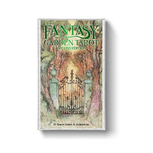 Op de afbeelding: Een rechthoekige kaartendoos voor de Fantasy Garden Tarot Second Edition, met een illustratie van een smeedijzeren hek tussen bomen. De tekst luidt FANTASY GARDEN TAROT SECOND EDITION en 78 TAROT CARDS & GUIDEBOOK in het groen.
