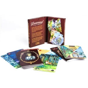 Op de afbeelding: Een Lenormand solitaire kaartspel met een bruinrode doos. De doos is open en onthult de kaarten binnenin. De kaarten bevatten verschillende illustraties, waaronder portretten, landschappen en hemelse sc&egrave;nes. De tekst op de doos luidt "Lenormand solitaire".