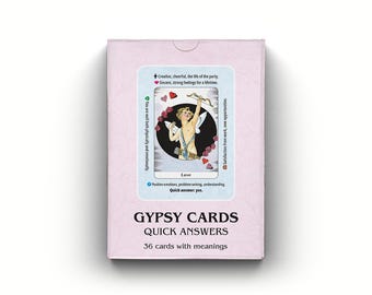 Może przedstawiać: Talia kart "GYPSY CARDS QUICK ANSWERS" z 36 kartami. Jasnoróżowe pudełko zawiera kartę z ilustracją Kupidyna i słowem "Love". Tekst na karcie zawiera "Kreatywny, wesoły, dusza towarzystwa" i "Szybka odpowiedź: tak."