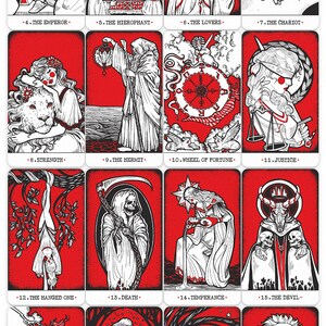 Puede incluir: Un conjunto de 22 cartas de tarot con ilustraciones en blanco y negro sobre un fondo rojo. Cada carta presenta una imagen diferente y el nombre de la carta, como "El Loco", "El Mago" y "La Emperatriz".