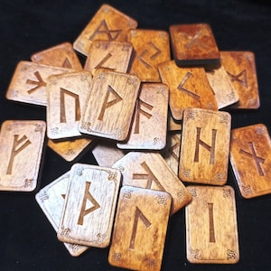 Set di rune in legno, 25 pezzi con custodia in velluto / Rune in legno Futhark antico