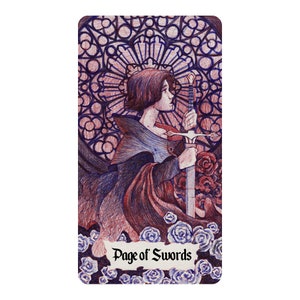 K&ouml;nnte beinhalten: Eine Tarotkarten-Illustration des Page of Swords. Die Karte zeigt eine junge Person in einem dunklen Gewand, die ein Schwert h&auml;lt, mit einem Buntglasfenster dahinter. Die Karte ist von Rosen umgeben.