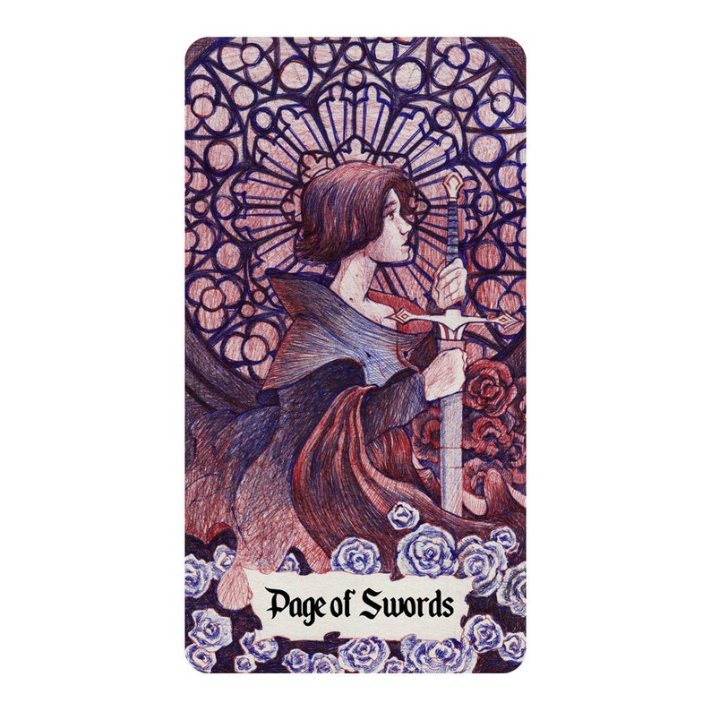 K&ouml;nnte beinhalten: Eine Tarotkarten-Illustration des Page of Swords. Die Karte zeigt eine junge Person in einem dunklen Gewand, die ein Schwert h&auml;lt, mit einem Buntglasfenster dahinter. Die Karte ist von Rosen umgeben.