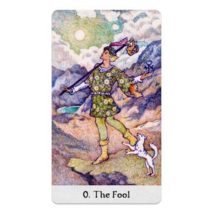 Puede incluir: Ilustraci&oacute;n de la carta del tarot El Loco. Una figura con ropa verde y amarilla camina con un bast&oacute;n, acompa&ntilde;ada por un perro peque&ntilde;o. El fondo muestra monta&ntilde;as, un sol y nubes. La carta est&aacute; etiquetada como "0. The Fool".