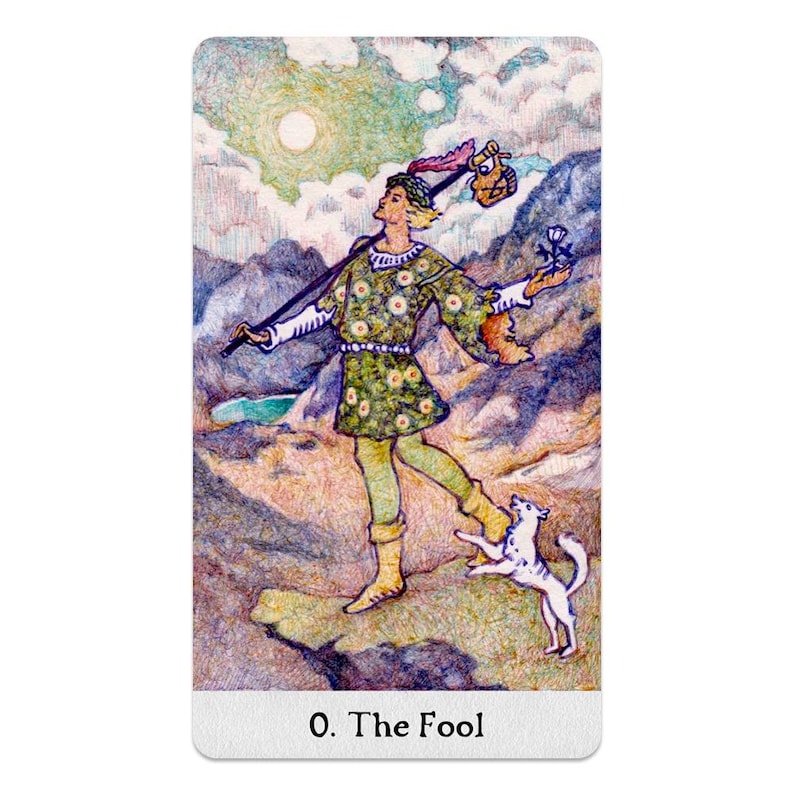 Puede incluir: Ilustraci&oacute;n de la carta del tarot El Loco. Una figura con ropa verde y amarilla camina con un bast&oacute;n, acompa&ntilde;ada por un perro peque&ntilde;o. El fondo muestra monta&ntilde;as, un sol y nubes. La carta est&aacute; etiquetada como "0. The Fool".