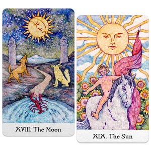 Puede incluir: Dos cartas de tarot ilustradas. La carta de la Luna muestra una escena nocturna con un h&iacute;brido sol-luna, dos perros y una langosta. La carta del Sol representa una cara de sol, una persona montando un caballo blanco y girasoles. Las cartas est&aacute;n etiquetadas como "XVIII. La Luna" y "XIX. El Sol."