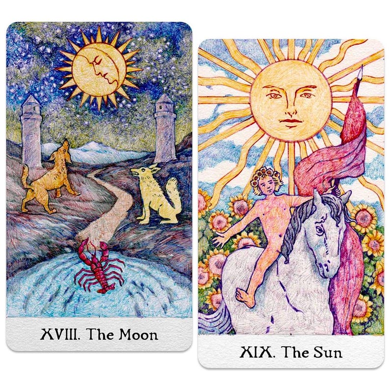 Puede incluir: Dos cartas de tarot ilustradas. La carta de la Luna muestra una escena nocturna con un h&iacute;brido sol-luna, dos perros y una langosta. La carta del Sol representa una cara de sol, una persona montando un caballo blanco y girasoles. Las cartas est&aacute;n etiquetadas como "XVIII. La Luna" y "XIX. El Sol."