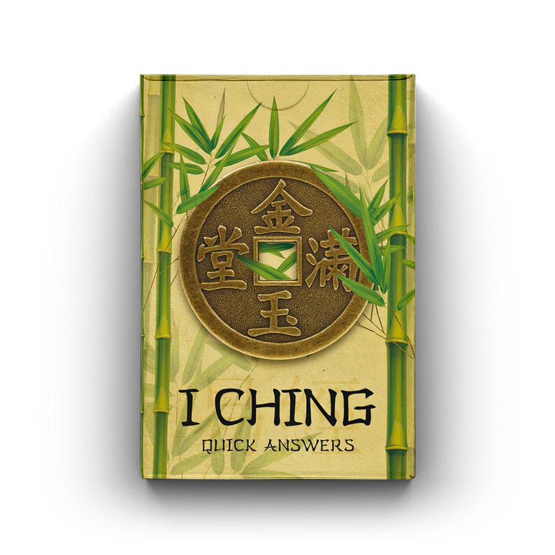 Op de afbeelding: Een rechthoekige doos met een beige achtergrond met een bronzen munt met Chinese karakters en bamboestengels. De tekst "I CHING QUICK ANSWERS" wordt in zwarte letters weergegeven.