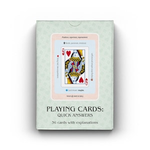Puede incluir: Una baraja de cartas en una caja verde claro con el texto PLAYING CARDS: QUICK ANSWERS 36 cards with explanations. La caja presenta una ilustración de la Reina de Corazones rodeada de texto, incluyendo Prudence, experience, improvement.