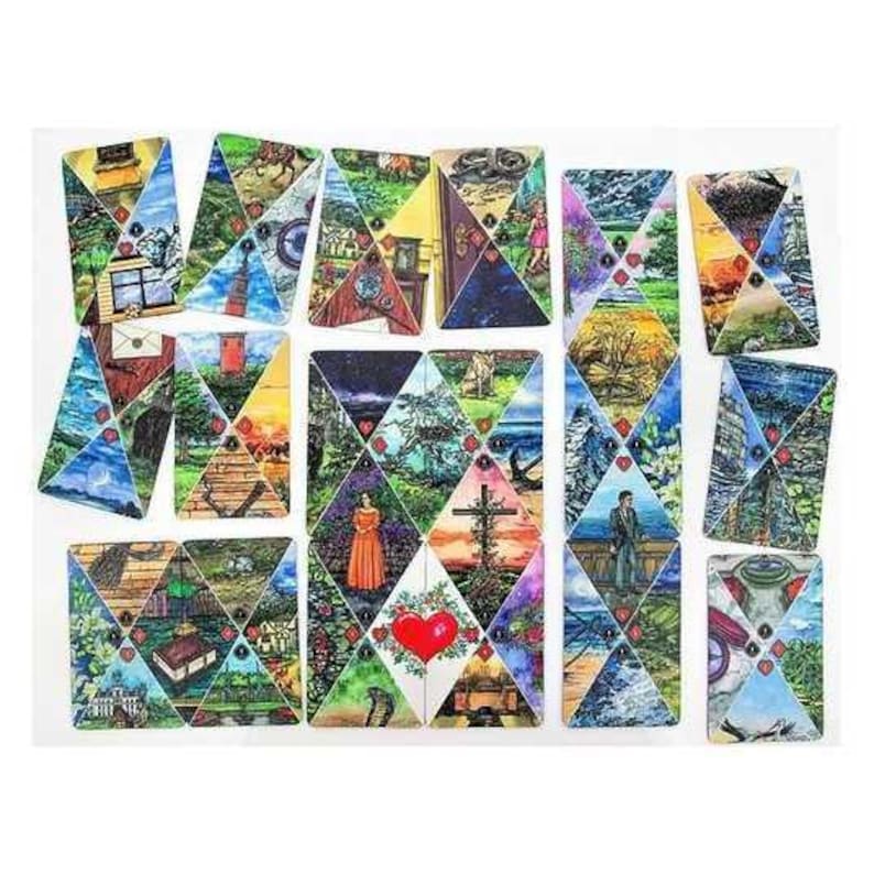 Op de afbeelding: Een verzameling kleurrijke tarotkaarten gerangschikt op een witte ondergrond. Elke kaart heeft een uniek, veelzijdig ontwerp met verschillende afbeeldingen, waaronder landschappen, figuren en symbolen. De kaarten zijn een mix van geometrische vormen en artistieke illustraties.
