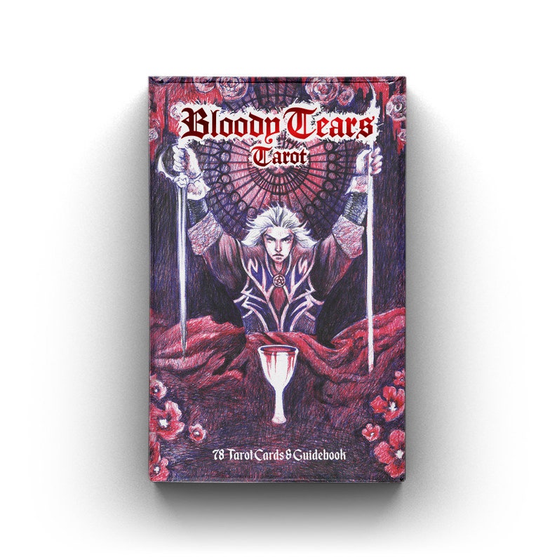 K&ouml;nnte beinhalten: Eine Schachtel Bloody Tears Tarotkarten mit einem dunklen, gotischen Design. Die Schachtel zeigt einen Mann, der zwei Schwerter h&auml;lt, einen Kelch und einen roten Hintergrund mit floralen Akzenten. Der Text auf der Schachtel lautet "Bloody Tears Tarot" und "78 Tarot Cards & Guidebook".