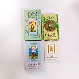 Puede incluir: Cuatro barajas de cartas de oráculo diferentes, que incluyen Tarot, I-Ching, Lenormand y Runas. Cada baraja tiene un diseño colorido e incluye instrucciones.