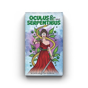 Può includere: Un mazzo di tarocchi intitolato "Oculus & Serpentibus" con un'illustrazione di una donna bendata in un abito rosso che tiene una bilancia e una spada, con un serpente giallo e foglie verdi. Il mazzo contiene 78 carte con una guida.
