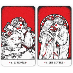 Puede incluir: Dos cartas de tarot con fondos rojos y contornos blancos. La carta de la izquierda representa a una mujer con un le&oacute;n, y la carta de la derecha representa a una pareja abraz&aacute;ndose. La carta de la izquierda est&aacute; etiquetada como "8. FUERZA." La carta de la derecha est&aacute; etiquetada como "6. LOS AMANTES."