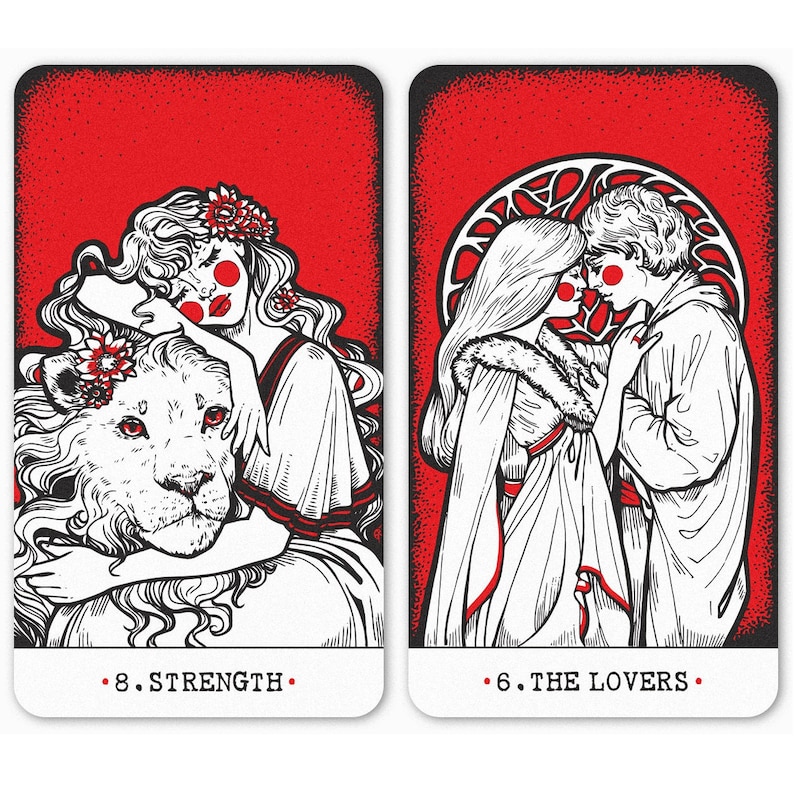 Puede incluir: Dos cartas de tarot con fondos rojos y contornos blancos. La carta de la izquierda representa a una mujer con un le&oacute;n, y la carta de la derecha representa a una pareja abraz&aacute;ndose. La carta de la izquierda est&aacute; etiquetada como "8. FUERZA." La carta de la derecha est&aacute; etiquetada como "6. LOS AMANTES."