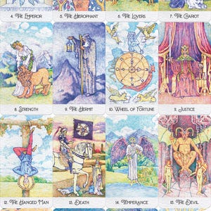 Puede incluir: Una baraja completa de cartas del tarot de los Arcanos Mayores, con 22 ilustraciones &uacute;nicas. Cada carta muestra un dibujo detallado y colorido con t&iacute;tulos como "El Loco", "El Mago" y "El Mundo". Las cartas est&aacute;n dispuestas verticalmente.