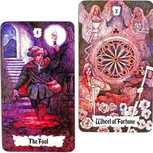 K&ouml;nnte beinhalten: Zwei Tarotkarten, Der Narr und Das Rad des Schicksals. Die Narr-Karte zeigt einen Mann in einem lila und schwarzen Outfit, der eine Treppe mit einer Laterne hinaufgeht. Die Karte des Schicksalsrades zeigt ein gro&szlig;es Rad mit einem roten und schwarzen Design, umgeben von Engeln und einer Figur, die ein Schwert h&auml;lt.