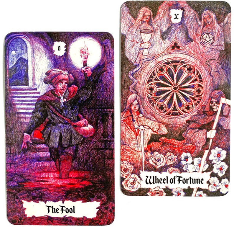 K&ouml;nnte beinhalten: Zwei Tarotkarten, Der Narr und Das Rad des Schicksals. Die Narr-Karte zeigt einen Mann in einem lila und schwarzen Outfit, der eine Treppe mit einer Laterne hinaufgeht. Die Karte des Schicksalsrades zeigt ein gro&szlig;es Rad mit einem roten und schwarzen Design, umgeben von Engeln und einer Figur, die ein Schwert h&auml;lt.