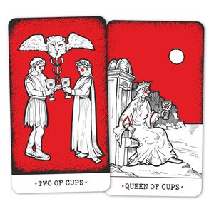 Puede incluir: Dos cartas de tarot con fondos rojos. La carta de la izquierda es el Dos de Copas, que representa a dos personas sosteniendo copas. La carta de la derecha es la Reina de Copas, que representa a una reina sentada en un trono sosteniendo una copa.