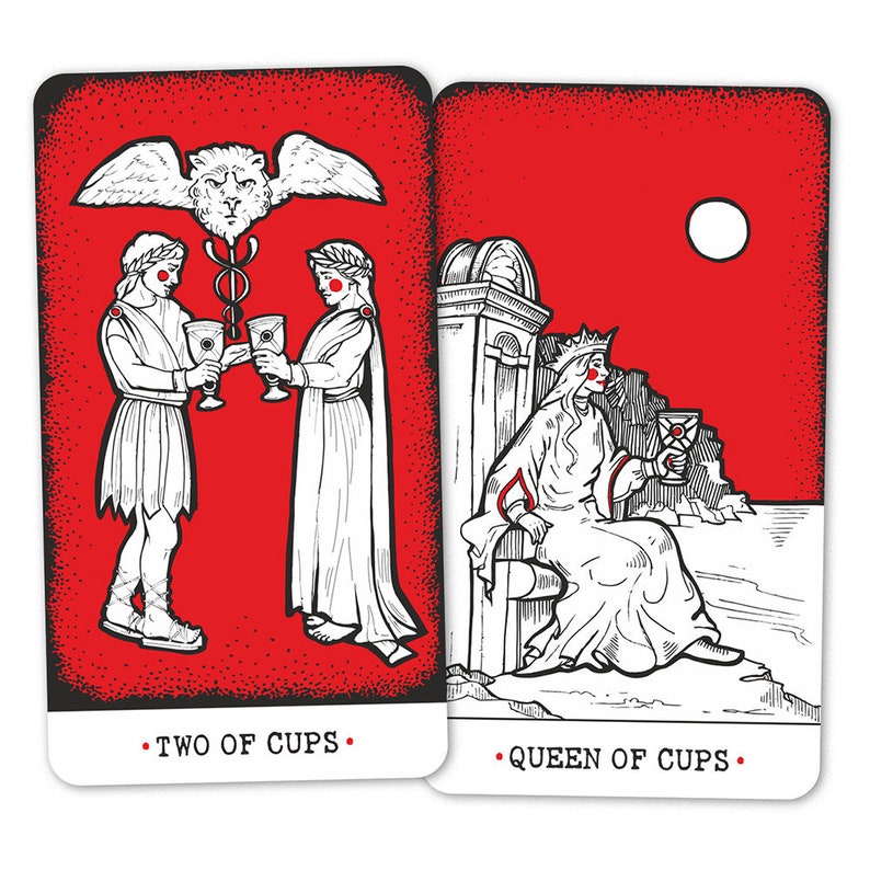 Puede incluir: Dos cartas de tarot con fondos rojos. La carta de la izquierda es el Dos de Copas, que representa a dos personas sosteniendo copas. La carta de la derecha es la Reina de Copas, que representa a una reina sentada en un trono sosteniendo una copa.
