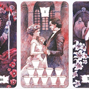 K&ouml;nnte beinhalten: Drei Tarotkarten mit Illustrationen von Der Magier, Die Liebenden und Die Kaiserin. Die Magierkarte zeigt einen Mann in einem dunklen Gewand, der zwei Schwerter und einen Kelch h&auml;lt. Die Liebendenkarte zeigt ein Paar bei einer Hochzeitszeremonie. Die Kaiserinnenkarte zeigt eine Frau in einem roten Gewand mit einer Krone und einer wei&szlig;en Lilie.