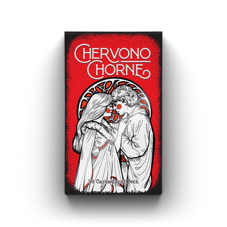 Puede incluir: Una caja roja con el texto "Chervono Chorne" en letras blancas. La caja presenta una ilustraci&oacute;n en blanco y negro de una pareja abraz&aacute;ndose. El texto "78 Cards Tarot Deck" tambi&eacute;n est&aacute; incluido en la caja.