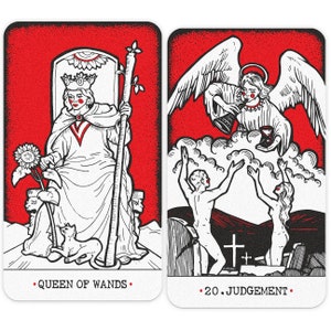 Puede incluir: Dos cartas de tarot, Reina de Varitas y Juicio, con fondos rojos e ilustraciones en blanco y negro. La carta de la Reina de Varitas representa a una mujer con una corona y un bast&oacute;n, sentada en un trono. La carta del Juicio representa a un &aacute;ngel con alas, tocando una trompeta, y un hombre y una mujer que salen de tumbas.