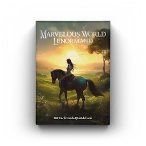Könnte beinhalten: Ein Orakelkarten-Deck mit dem Titel "Marvelous World Lenormand", das eine Frau zeigt, die auf einem schwarzen Pferd in einem grünen Feld bei Sonnenuntergang reitet. Die Box enthält 36 Orakelkarten und ein Guidebook.