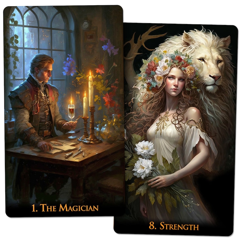 Puede incluir: Dos cartas de tarot, El Mago y la Fuerza. La carta del Mago representa a un hombre en una habitaci&oacute;n oscura con velas y una copa de vino. La carta de la Fuerza muestra a una mujer con una corona de flores y un le&oacute;n blanco.