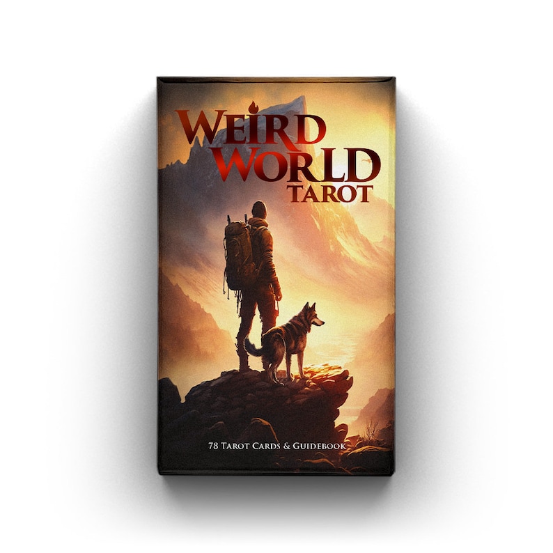 Puede incluir: Una caja de baraja de tarot con una ilustraci&oacute;n roja y blanca de una persona y un perro de pie en la cima de una monta&ntilde;a. El texto "Weird World Tarot" est&aacute; impreso en rojo y blanco en la caja. La caja tambi&eacute;n dice "78 Tarot Cards & Guidebook".