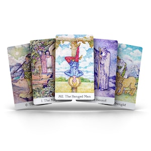 Puede incluir: Un conjunto de cartas de tarot con ilustraciones detalladas. Las cartas muestran figuras, paisajes y s&iacute;mbolos, con t&iacute;tulos como "El Colgado" y "El Ermita&ntilde;o". La obra de arte tiene un estilo vintage, dibujado a mano, con una paleta de colores suaves.