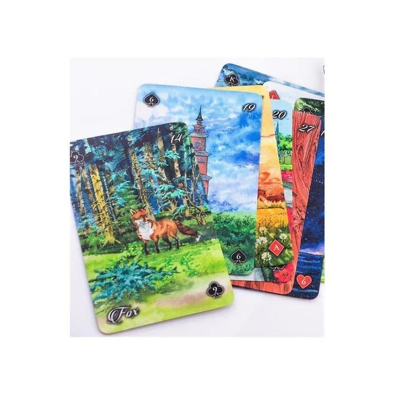 Op de afbeelding: Een set speelkaarten met aquarel illustraties. E&eacute;n kaart toont een vos in een bos, andere tonen landschappen en cijfers. De kaarten hebben een glanzende afwerking en zijn in een waaier gerangschikt.