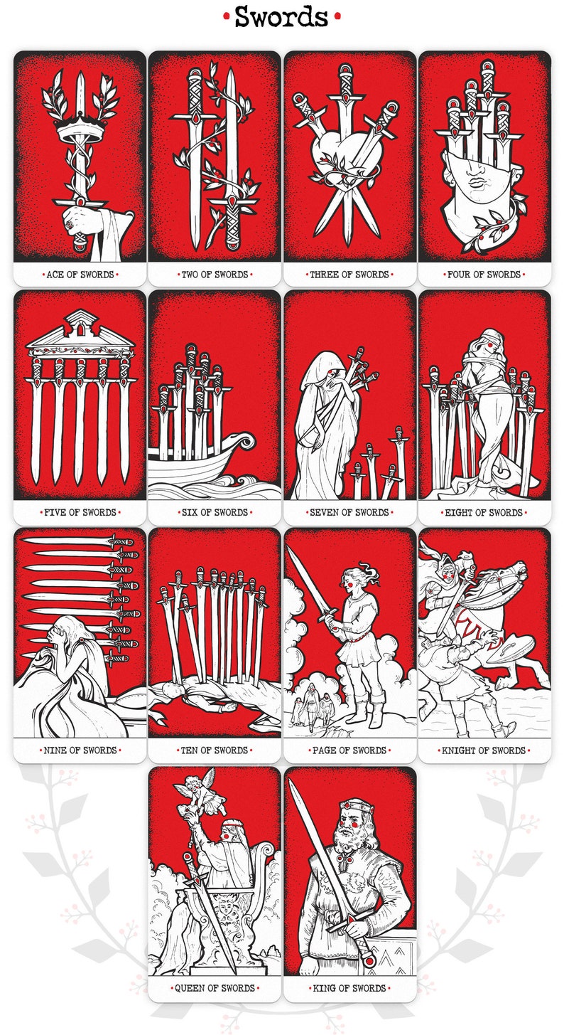 Puede incluir: Un conjunto de 14 cartas de tarot que representan el palo de espadas. Cada carta presenta un fondo rojo con ilustraciones en blanco y negro. Las cartas est&aacute;n etiquetadas con el nombre de la carta, como "As de Espadas" y "Reina de Espadas".