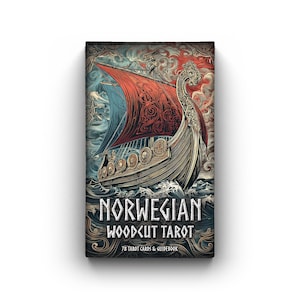 Może przedstawiać: Prostokątne pudełko talii Norwegian Woodcut Tarot z wizerunkiem łodzi wikingów z czerwonym żaglem na wzburzonym niebiesko-szarym morzu. Tekst głosi Norwegian Woodcut Tarot oraz 78 Tarot Cards & Guidebook stylizowaną białą czcionką.