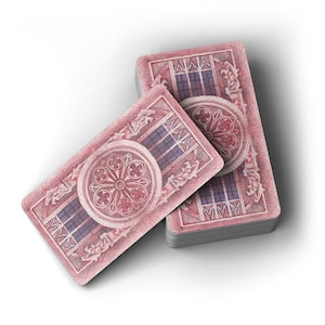 K&ouml;nnte beinhalten: Zwei Spielkarten mit einem roten und blauen Design. Die Karten zeigen ein kreisf&ouml;rmiges Muster mit einem floralen Design in der Mitte. Die Karten liegen &uuml;bereinander.