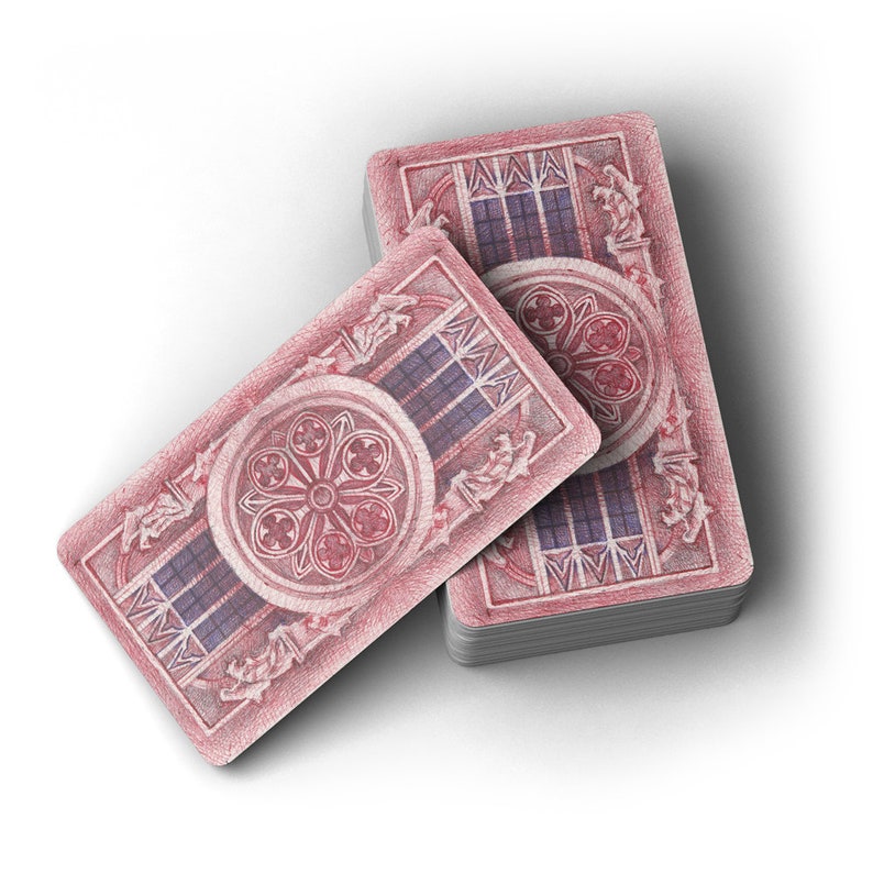 K&ouml;nnte beinhalten: Zwei Spielkarten mit einem roten und blauen Design. Die Karten zeigen ein kreisf&ouml;rmiges Muster mit einem floralen Design in der Mitte. Die Karten liegen &uuml;bereinander.